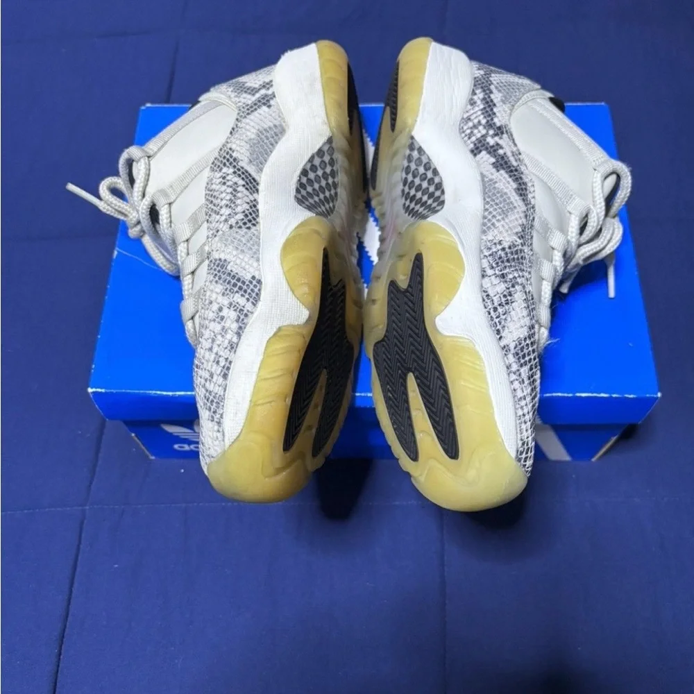 Jordan 11 Retro Low Light Bone Snakeskin 2019 Size 9
